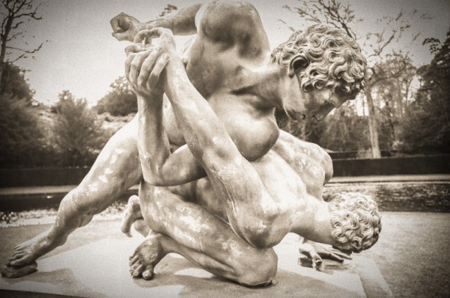 Statue prtraying Greek Wrestlers