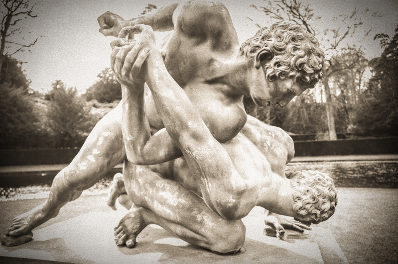 Statue prtraying Greek Wrestlers